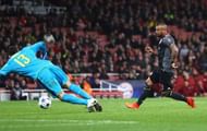 LONDON, ENGLAND - MARCH 07:  Arturo Vidal of Bayern Muenchen scores their fifth goal past David Ospina of Arsenal during the UEFA Champions League Round of 16 second leg match between Arsenal FC and FC Bayern Muenchen at Emirates Stadium on March 7, 2017 in London, United Kingdom.  (Photo by Clive Mason/Getty Images)